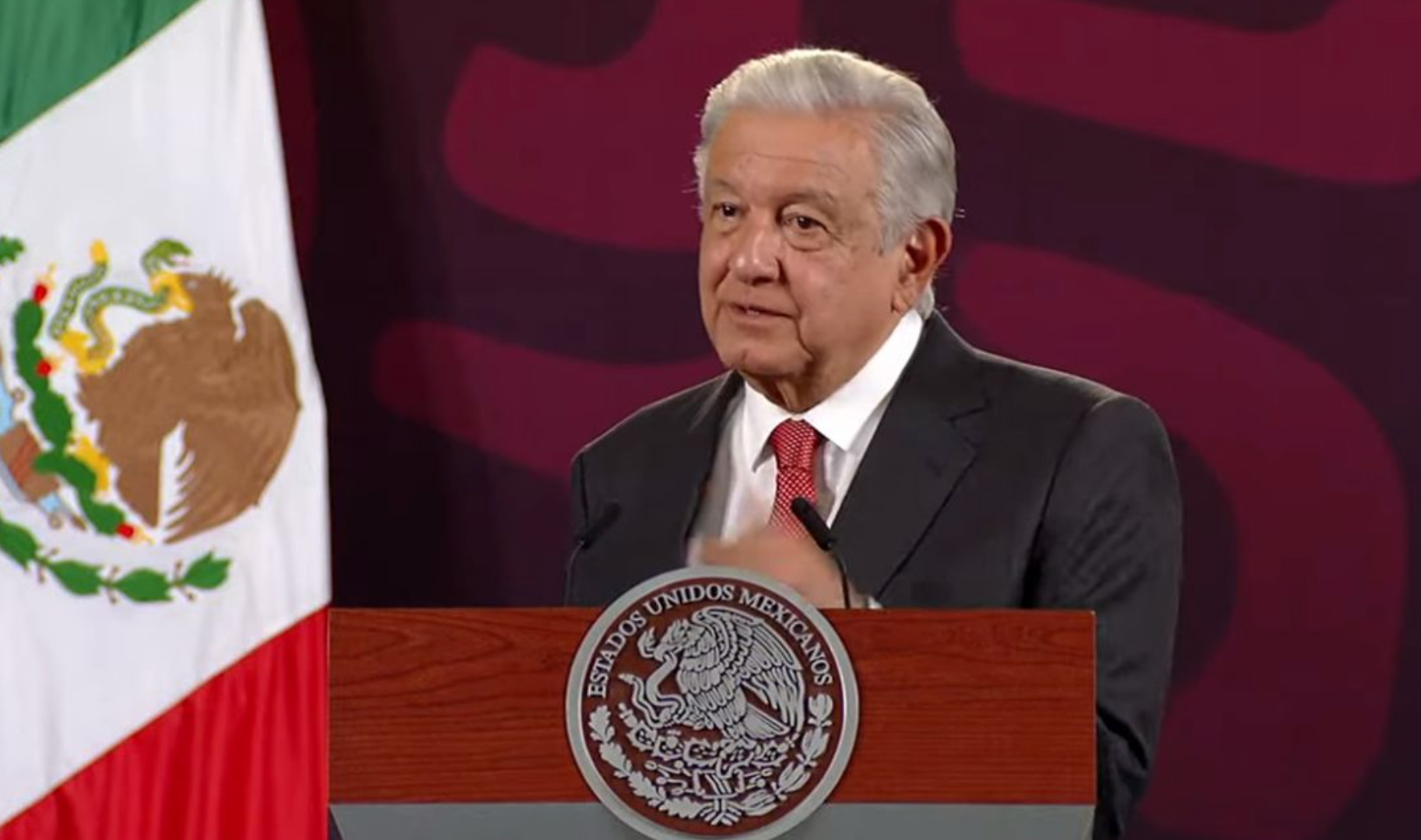 López Obrador acusa a Ceci Flores de traficar con el dolor humano
